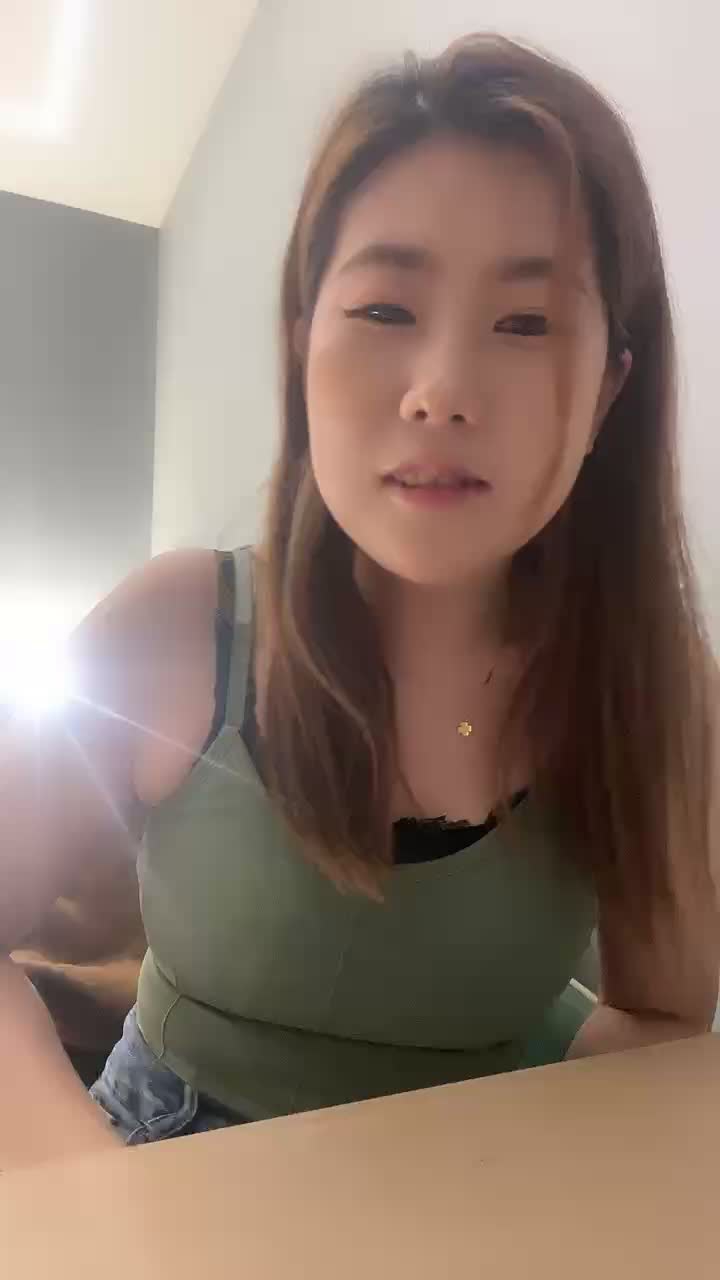 婴儿肥新人虎牙妹！丰乳肥臀肉感身材！收费房自慰秀，翘起屁股掰穴，揉搓多毛肥B，娇喘呻吟 